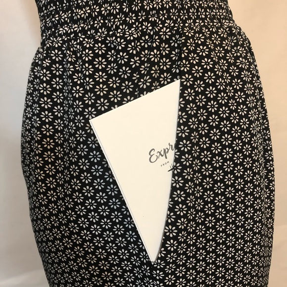 Like New High Rise graphic white daisy on black Joggers pants pull on size xmall - Picture 3 of 10